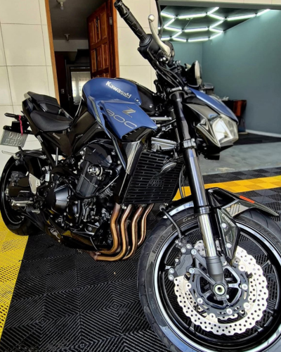 Detalhamento de motos em Curitiba com limpeza técnica, proteção dos componentes e acabamento profissional realizado pela Martiny Detail.